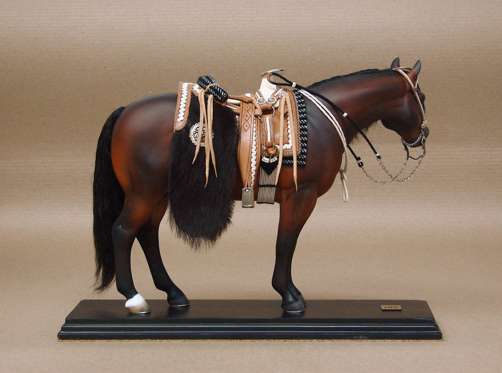 Escultura Cavalo Marrom Equipado