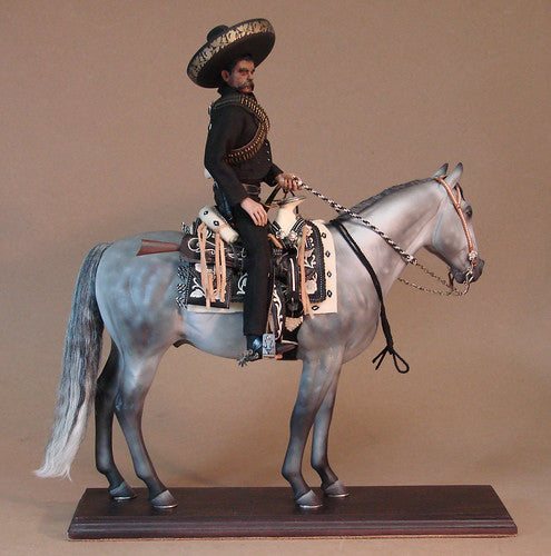 Escultura Cavalo tordilho com sela chomiteada. + Personagem