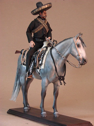 Escultura Cavalo tordilho com sela chomiteada. + Personagem