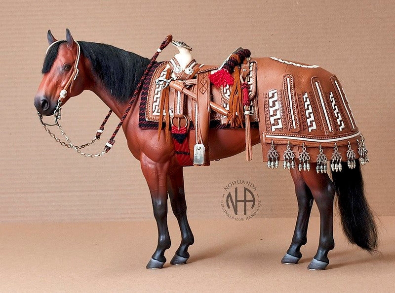 Escultura Cavalo Breyer Vermelho equipado