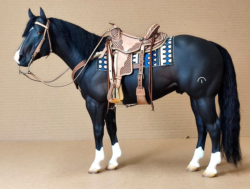 Escultura Cavalo Preto equipado