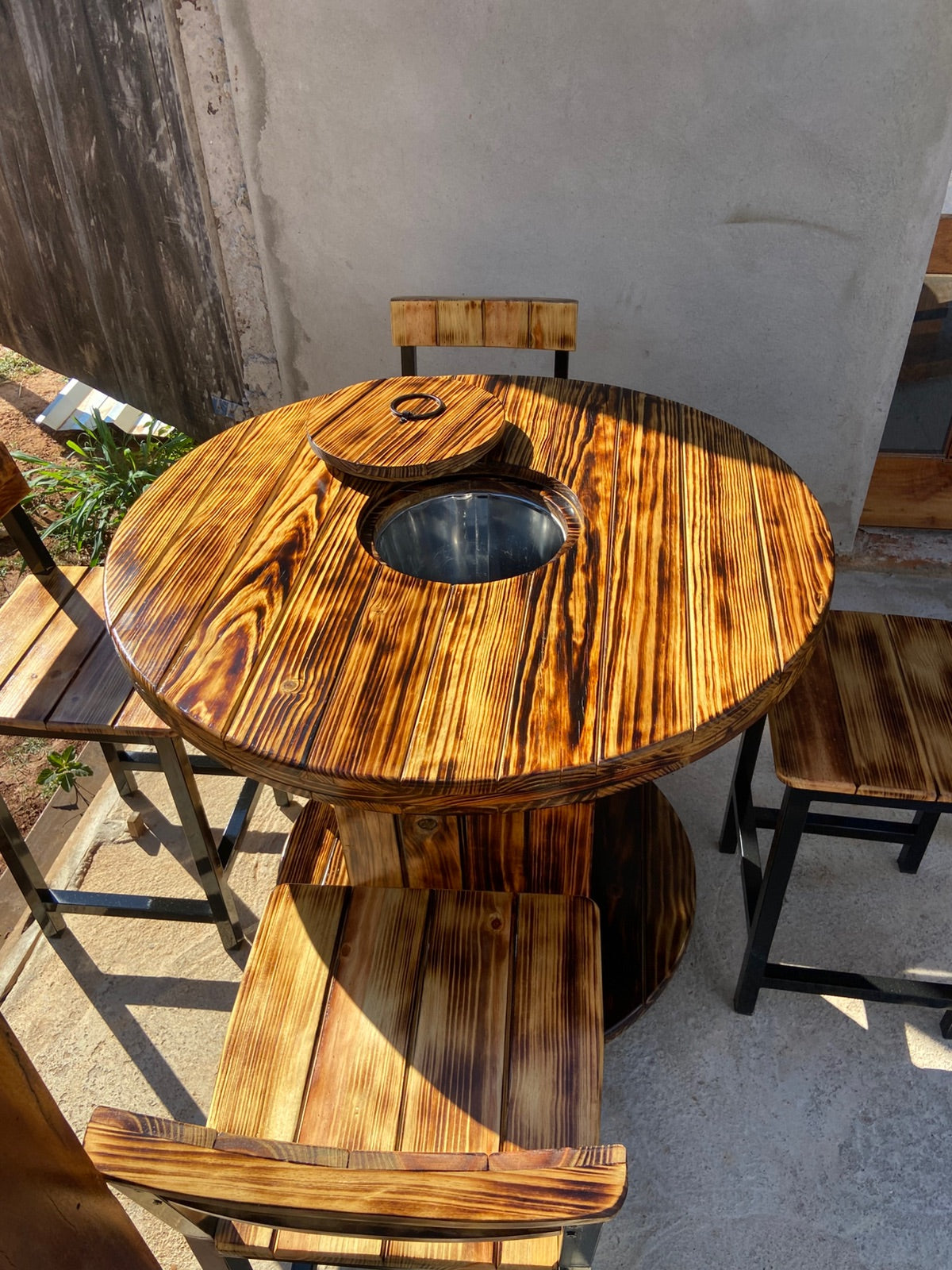 Mesa Cooler Rústica com Banquetas e Adega Integrada