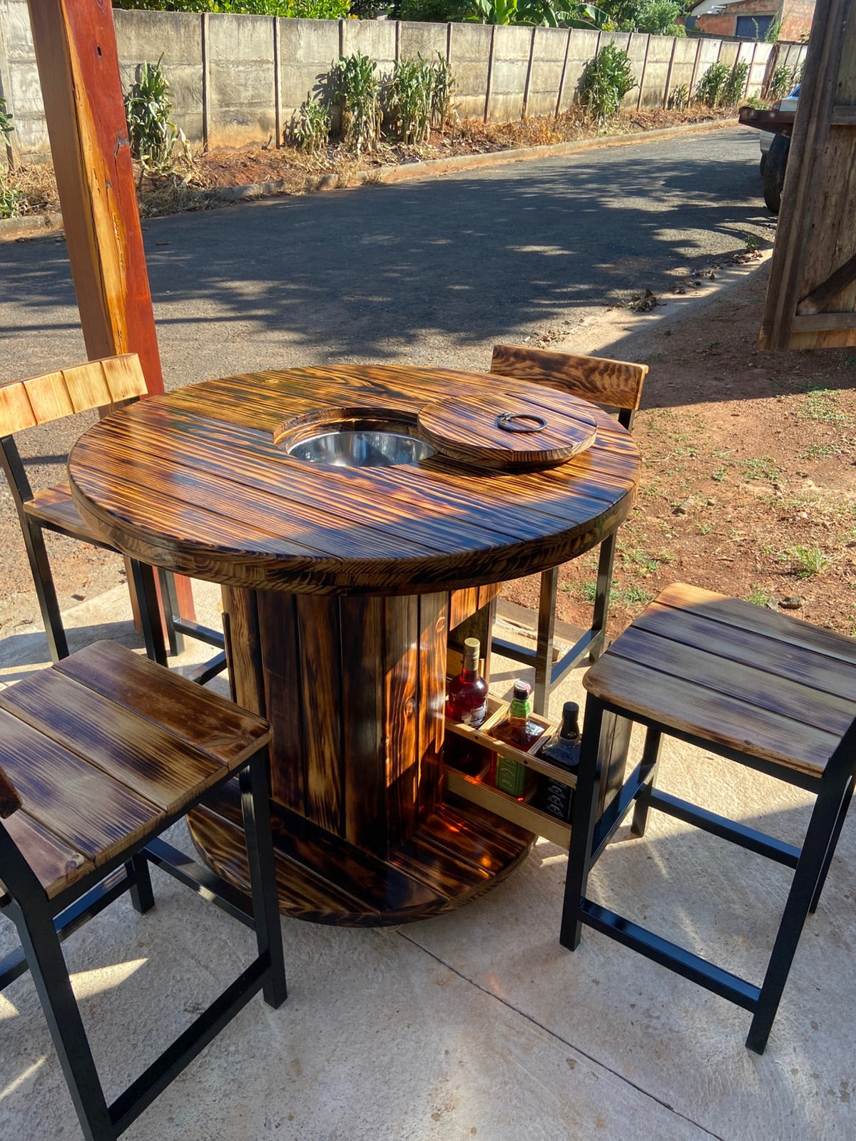 Mesa Cooler Rústica com Banquetas e Adega Integrada