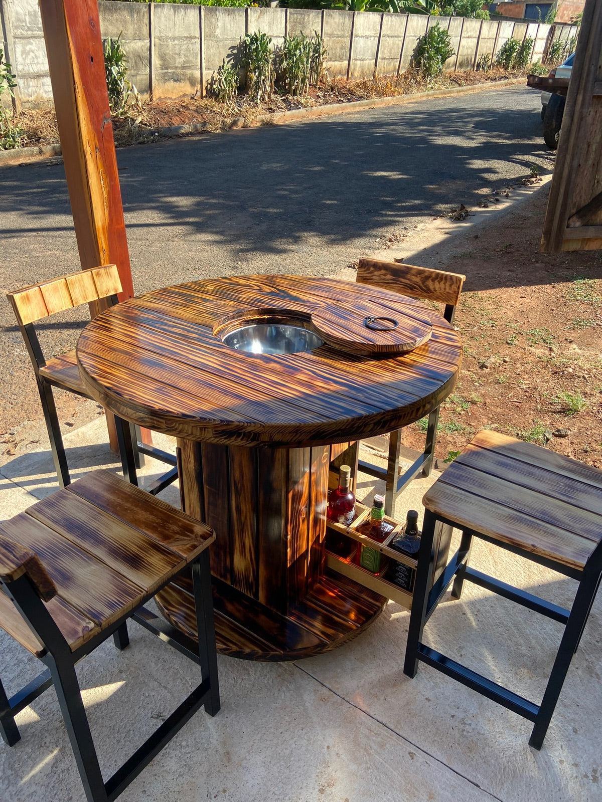 Mesa Cooler Rústica com Banquetas e Adega Integrada