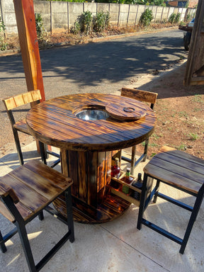 Mesa Cooler Rústica com Banquetas e Adega Integrada