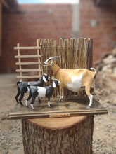 Miniatura Cabra SRD com Filhotes Gêmeos e Cerca – Arte Rural em Resina