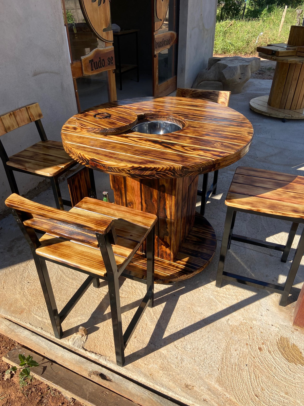 Mesa Cooler Rústica com Banquetas e Adega Integrada