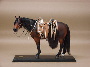 Escultura Cavalo Marrom Equipado