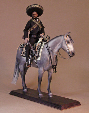 Escultura  Cavalo tordilho com sela chomiteada. + Personagem