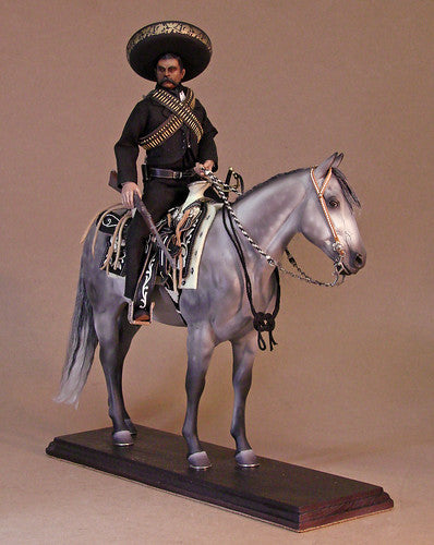 Escultura  Cavalo tordilho com sela chomiteada. + Personagem