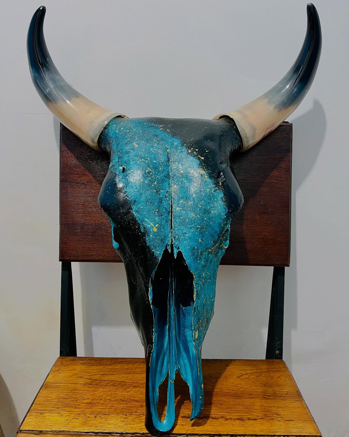 Caveira de Boi Decorativa Preta com Detalhada – Estilo Rústico Autêntico