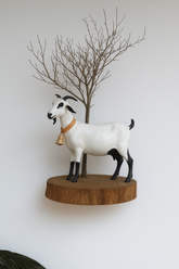 Miniatura Cabra Sertaneja com Árvore Seca – Arte em Resina sobre Base de Madeira