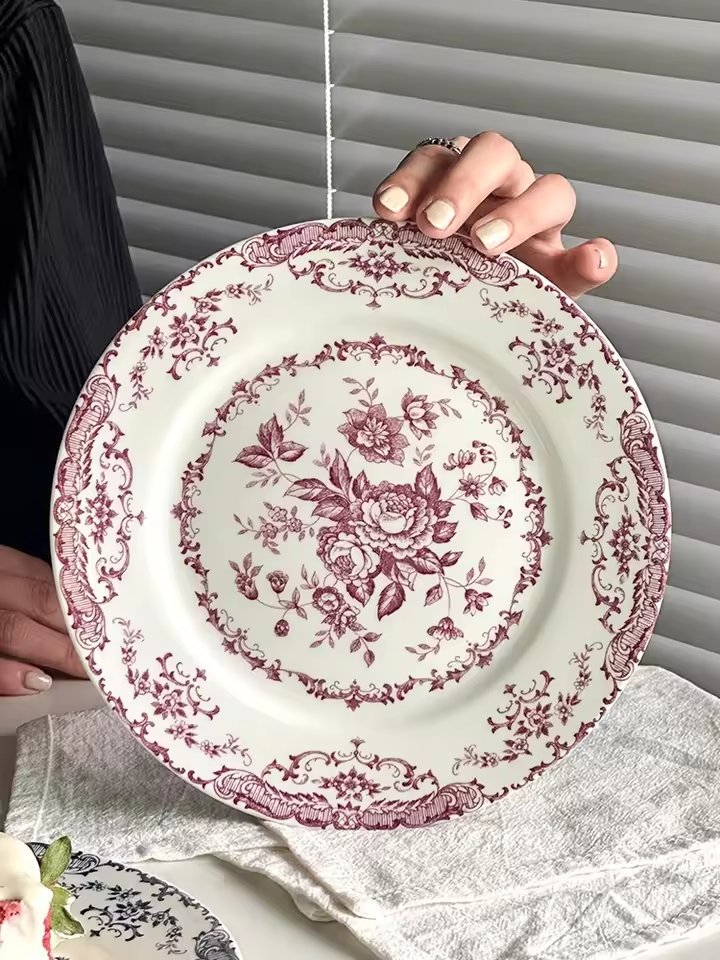 Conjunto de Pratos Retrô de Cerâmica Francesa com Rosas – Edição Limitada