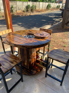 Mesa Cooler Rústica com Banquetas e Adega Integrada