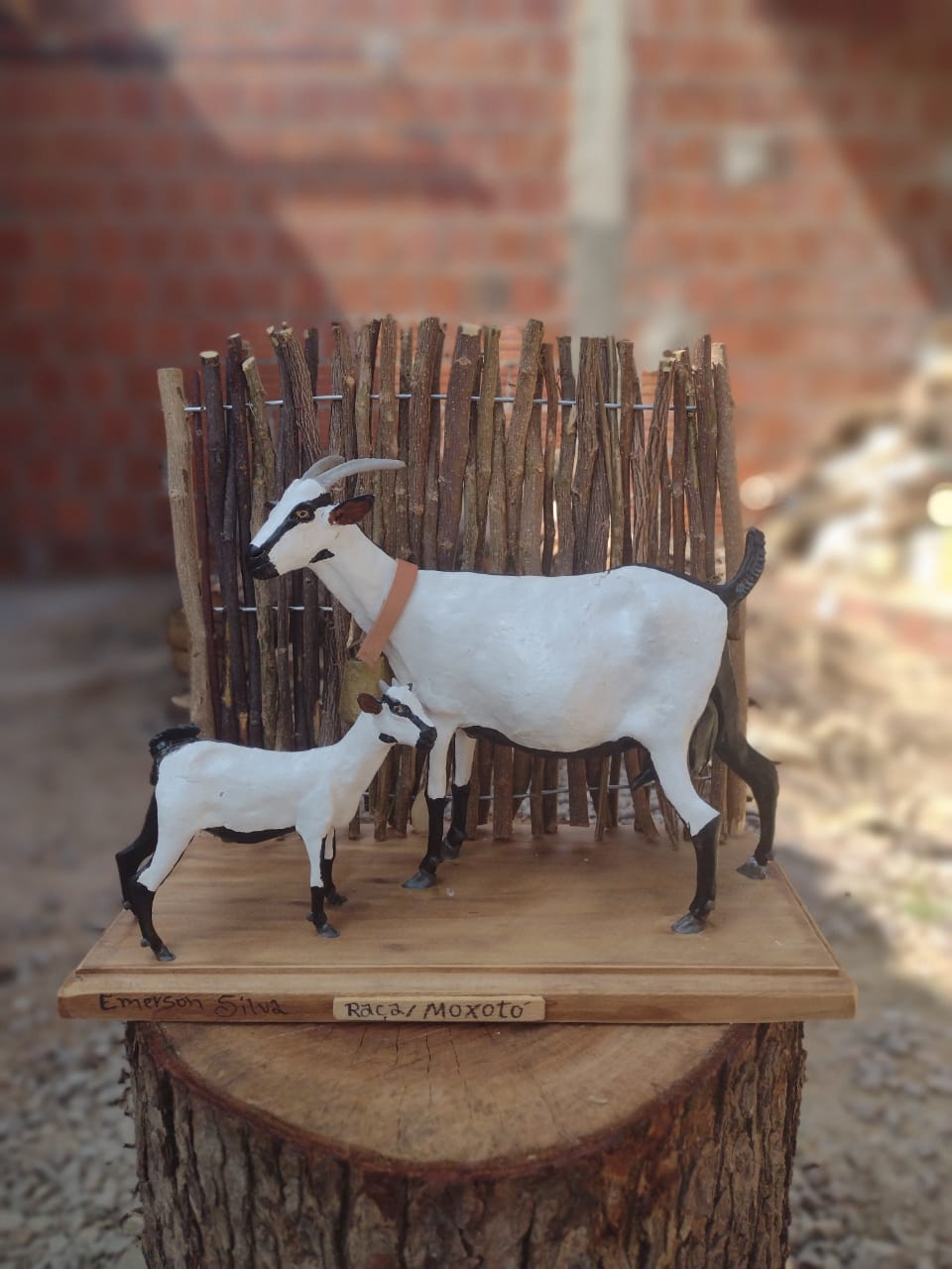 Miniatura Cabra Moxotó com Cabrito e Cerca – Escultura Sertaneja em Resina